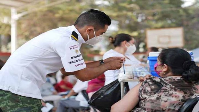 Hasta año y medio le llevará a México vacunar al 70% de la población
