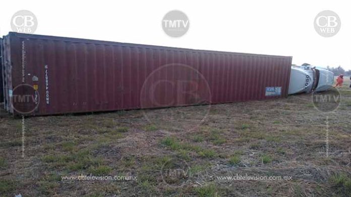 Vuelca trailer en la Pátzcuaro-Cuitzeo