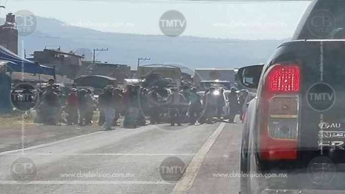 Comuneros de Santa Fe de la Laguna continúan con cierres carreteros