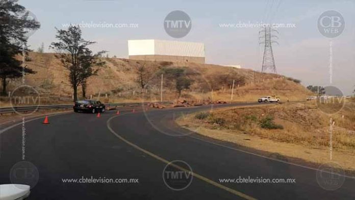 Se caen troncos de camión en Atapaneo