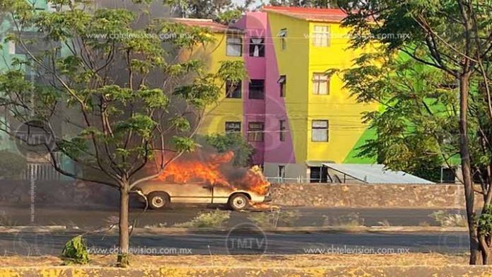 Se incendia camioneta en el libramiento de Morelia