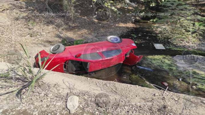 Se accidentan niños en su día; su auto se va a un canal