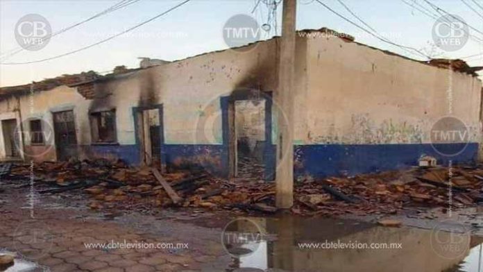Incendio consume vivienda en Tiríndaro