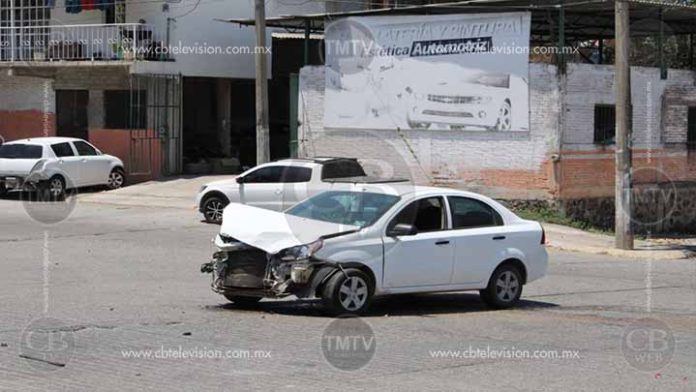 Dos lesionados deja choque de autos en Lázaro Cárdenas