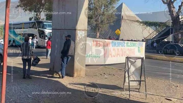 Comuneros de Caltzontzin bloquean el acceso a Uruapan