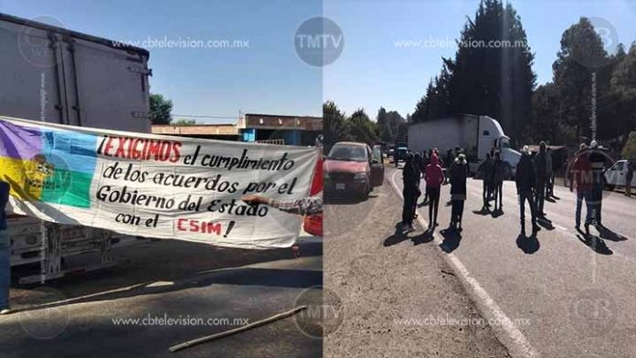 Comuneros bloquean 5 carreteras en Michoacán