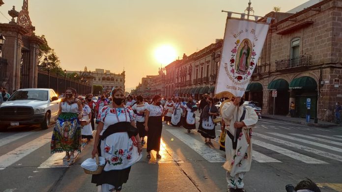 Comerciantes realizan peregrinación con baile y banda