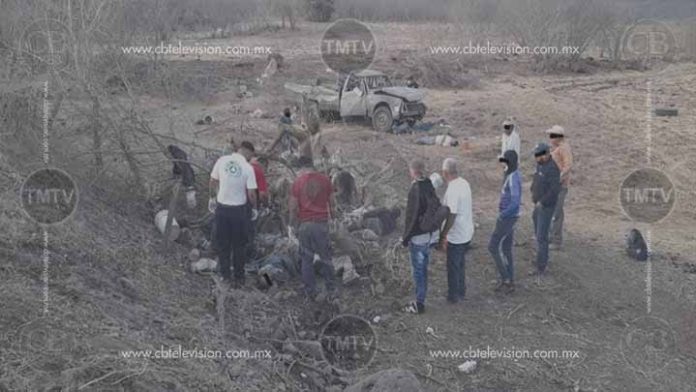 Dos muertos y cinco lesionados deja volcadura en Apatzingán