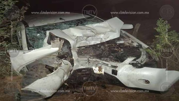 Estrella su camioneta contra un árbol y muere en Ciudad Hidalgo
