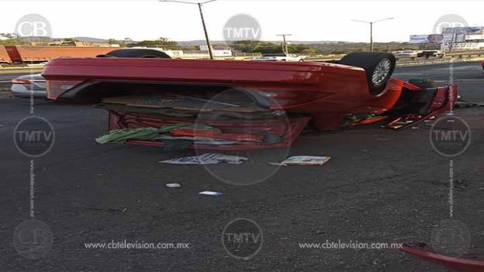 Iba veloz y vuelca su auto en Tenencia Morelos