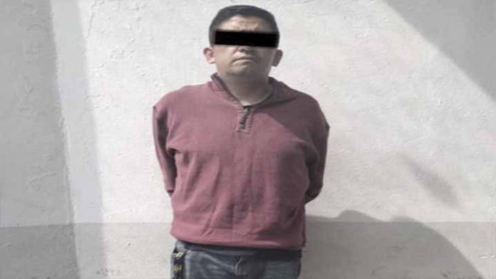 Quema con agua hirviendo a su esposa y amenaza a sus hijos