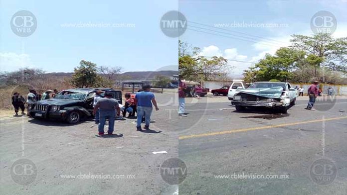 Cuatro heridos deja choque de camionetas en Apatzingán