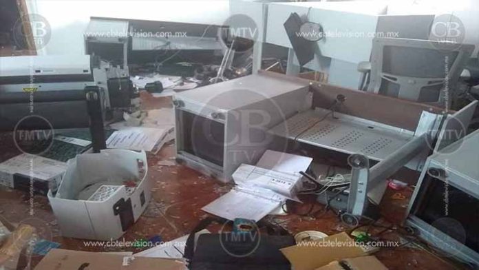 Comuneros de Santa Fe de la Laguna vandalizan alcaldía de Quiroga