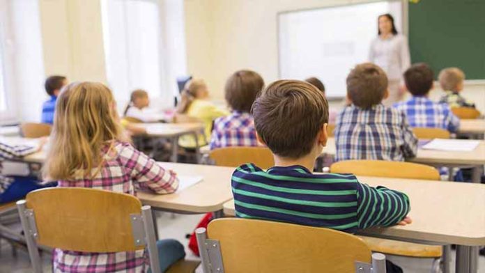 Escuela recomienda no decir papá y mamá para fomentar lenguaje inclusivo
