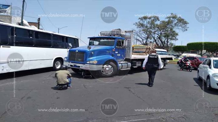 Motoneta de una fémina queda debajo de torton en Morelia