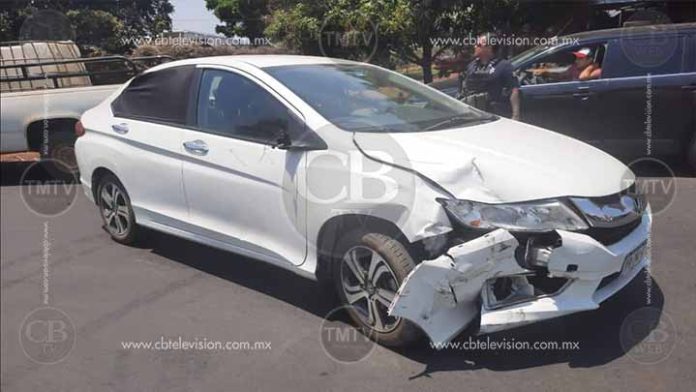 Choca pareja motorizada con un auto en Los Reyes