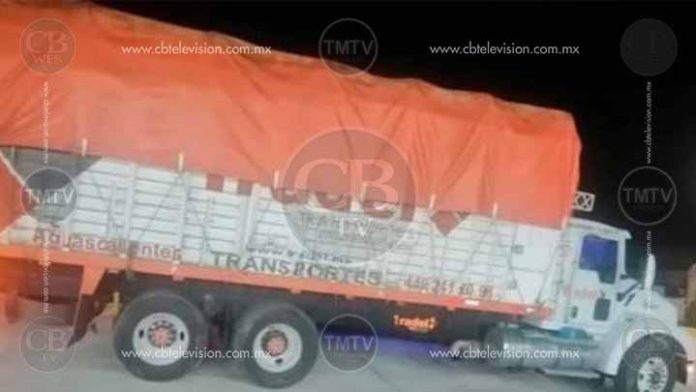 Policía de Zitácuaro recupera camión robado a escasos metros del cuartel de la GN