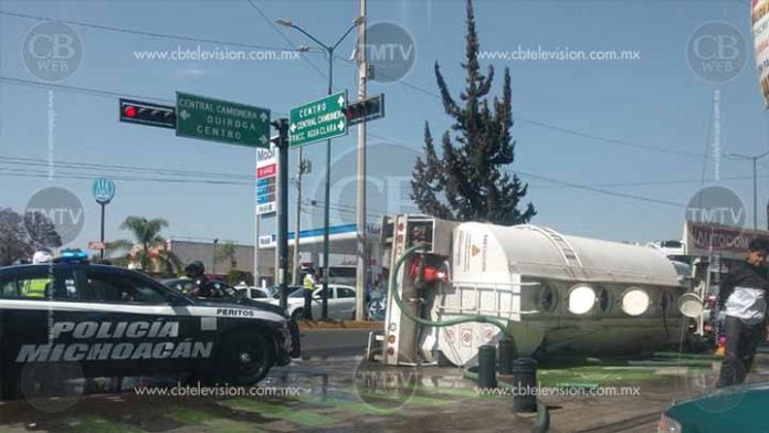 Vuelca pipa con agua en el cruce de Madero Poniente y Decima