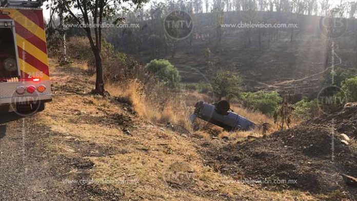 Se salva, camioneta apunto de caer al barranco de 40 metros en Morelia