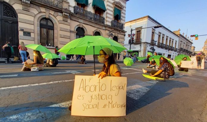 Feministas exigen legalización del aborto en Michoacán; se manifiestan en el Congreso