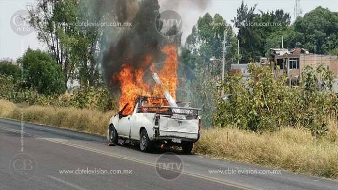 Se quema camioneta al poniente de Morelia