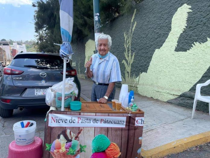 HazBarrio; Abuelito de 90 años vende nieves de pasta en Morelia