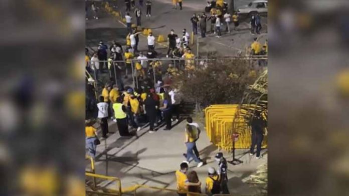 Aficionados de Tigres golpean a uno de Monterrey tras clásico regio