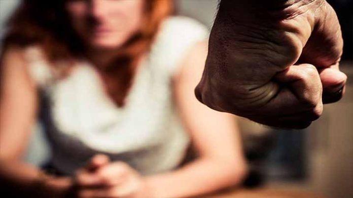Agreden a maestra mientras daba clase en línea