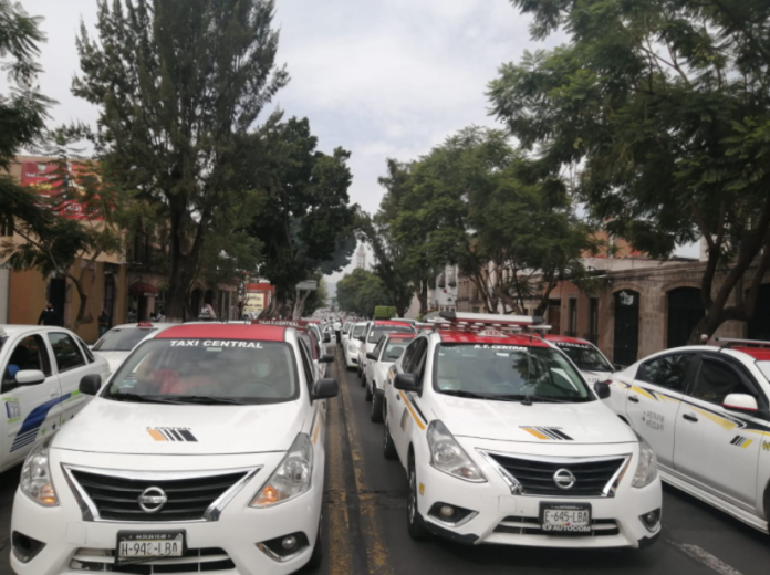 Servicios de taxistas ha disminuido al 70% tras un año de pandemia