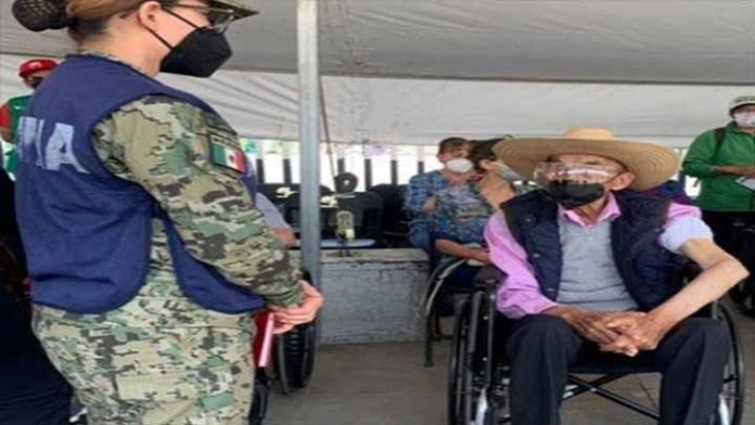Ex presidente Luis Echeverría recibe segunda dosis de la vacuna contra covid-19