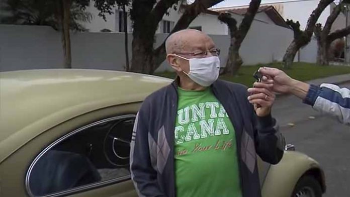 Por falta de dinero vende su automóvil, sus alumnos se lo devuelven