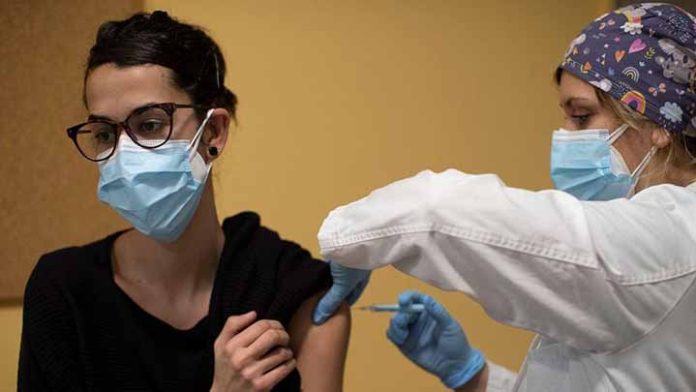 Reportan problemas cardíacos en jóvenes que recibieron vacuna anti Covid de Pfizer