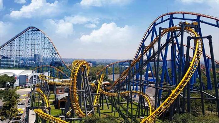Detienen a una mujer y un menor por intentar entrar a Six Flags con subametralladora