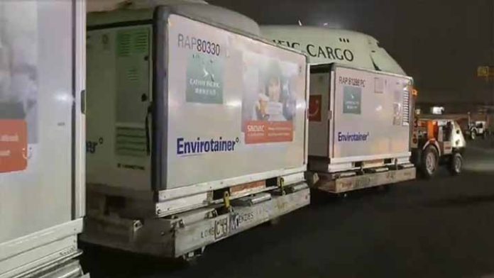 Llega a México cargamento con medio millón de vacunas Sinovac contra Covid-19