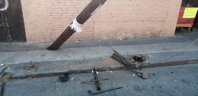 A punto de colapsar poste de Telmex en la colonia Independencia