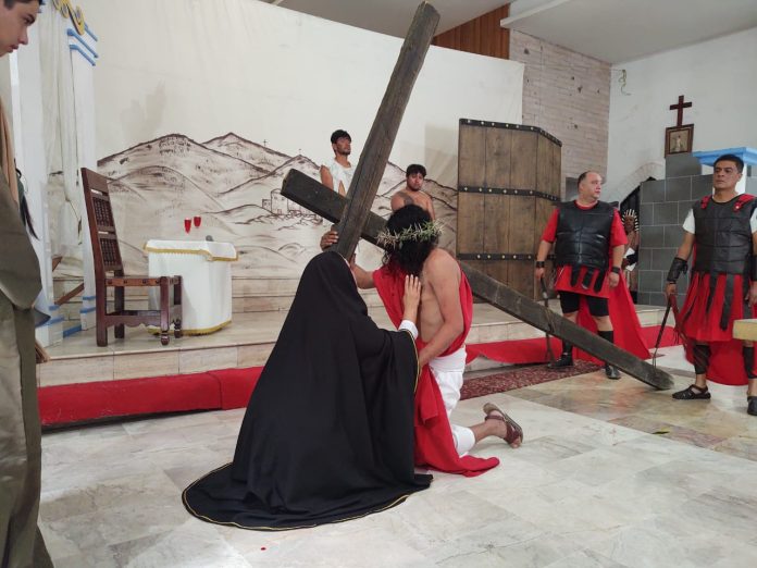 Con poca gente y con medidas sanitarias se realizó la edición 51 del viacrucis en la colonia Juárez en Morelia