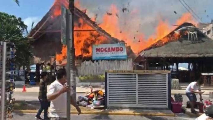 Reportan fuerte incendio en restaurante de Isla Mujeres