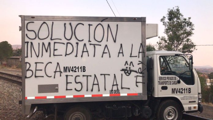 ¡Alerta! Normalistas bloquean vías férreas en Michoacán