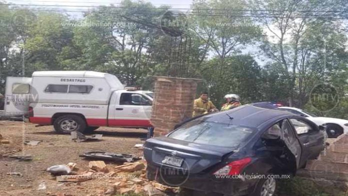 Auto se estrella con una barda en la carretera Pátzcuaro-Morelia