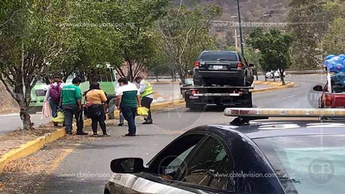 Camioneta se sube a camellón de la salida Mil Cumbres