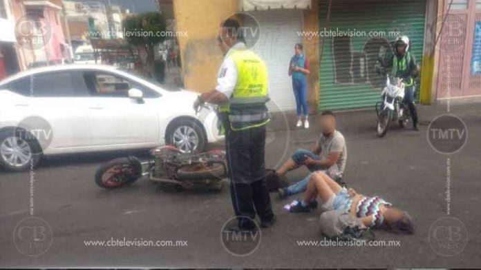 Pareja de motociclistas chocan con auto en la Martín Castrejón