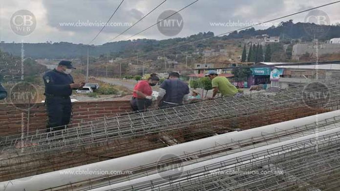 Albañil casi muere electrocutado en Zitácuaro