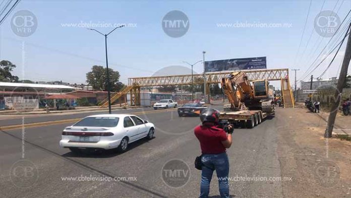 Trailer a punto de volcar afuera de Villas del Pedregal