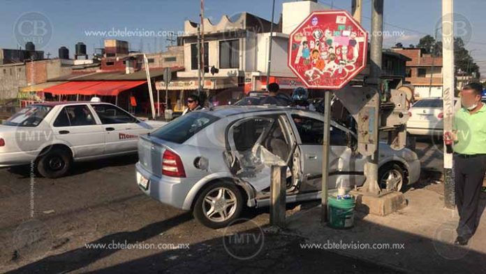 Tren se lleva un auto que le quiso ganar el cruce en Morelia