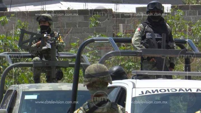 Detonan armas de fuego en Atapaneo y termina herido un menor