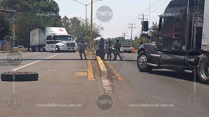 Comuneros roban tráileres y bloquean acceso a Uruapan