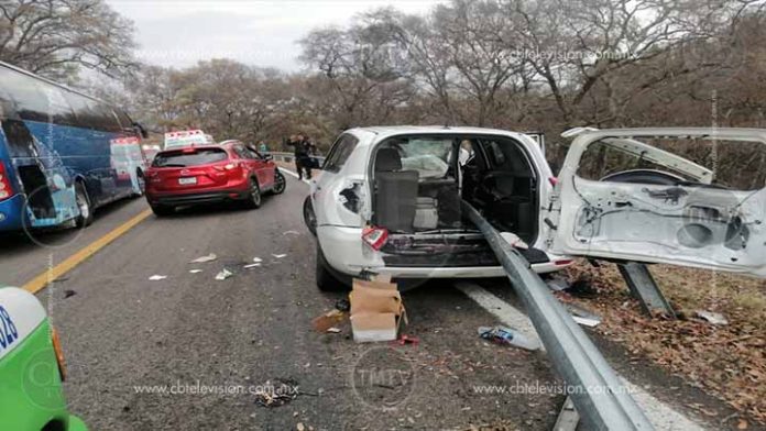 Barrera de acero parte camioneta como si fuera mantequilla