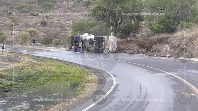 Volcadura de pipa obliga cierre de la carretera Morelia-Charo
