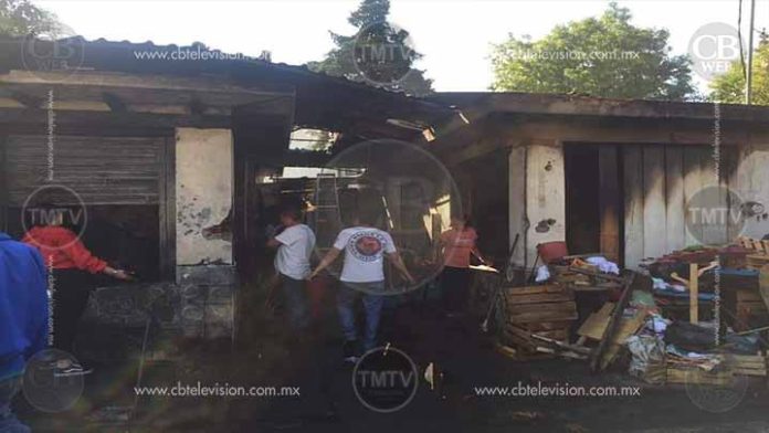 Se queman locales de artesanías en Quiroga