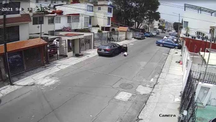 Avienta a su novia fuera del automóvil porque le llegó un mensaje a su celular